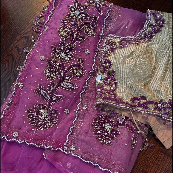 Magenta saree fabric net and shimmer - Picture 4 of 5